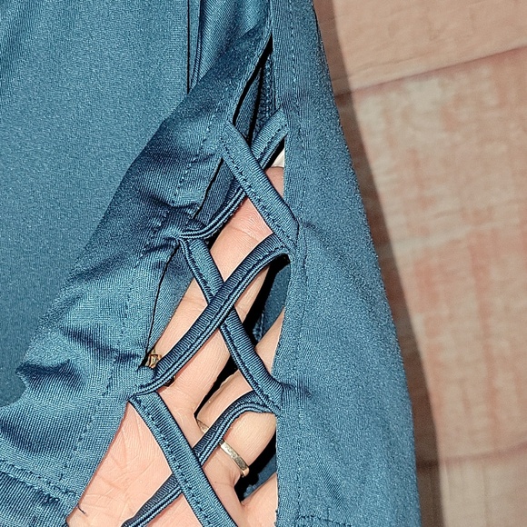 Adrienne Vittadini Sport V-neck Top - Picture 4 of 7